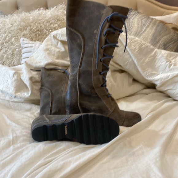 Sorel lace up high boots - Picture 3 of 3